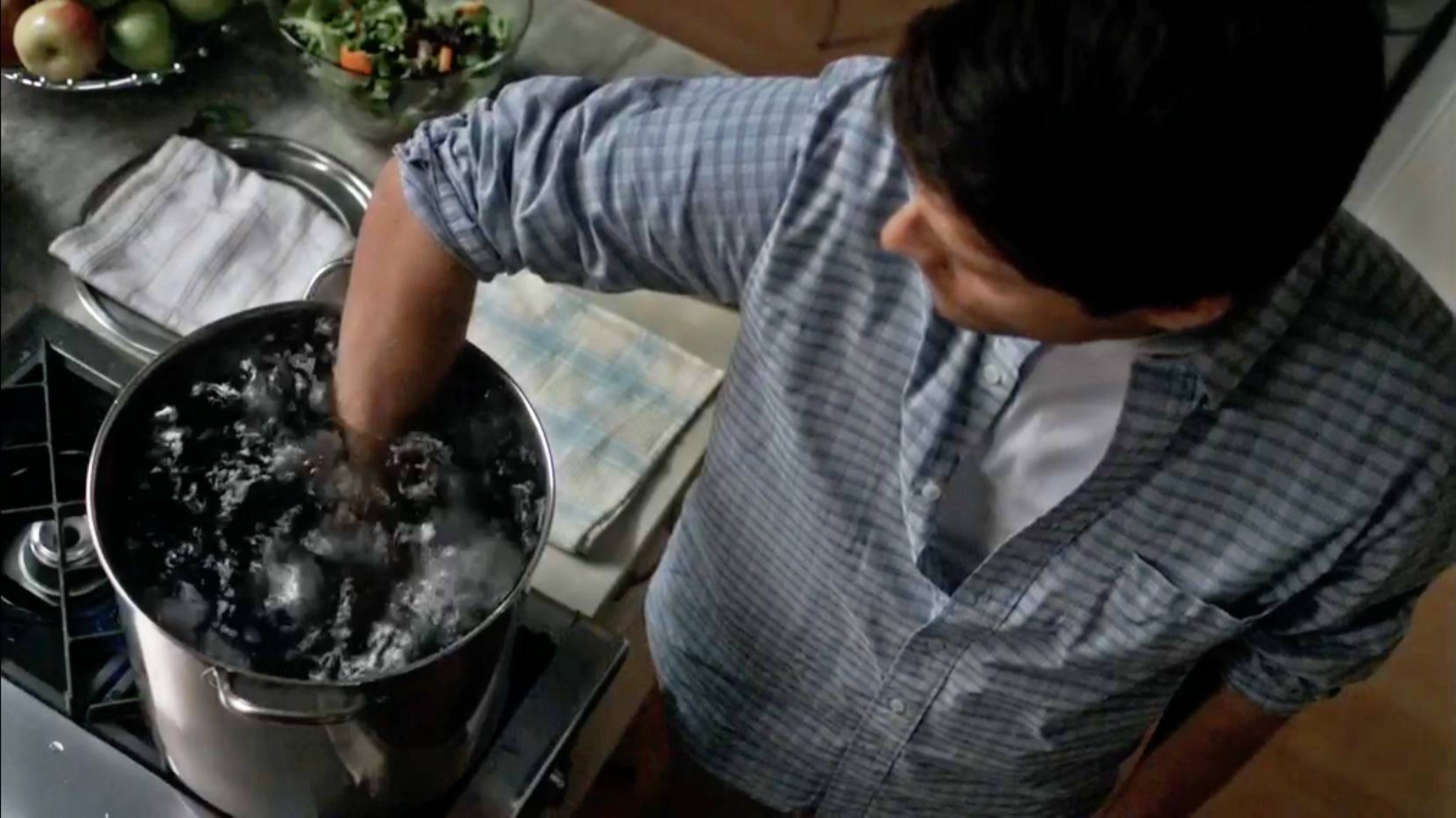 美剧《邪恶力量》第四季20:为完成上帝的考验,男子将手放进开水,高温竟完全伤不了他!